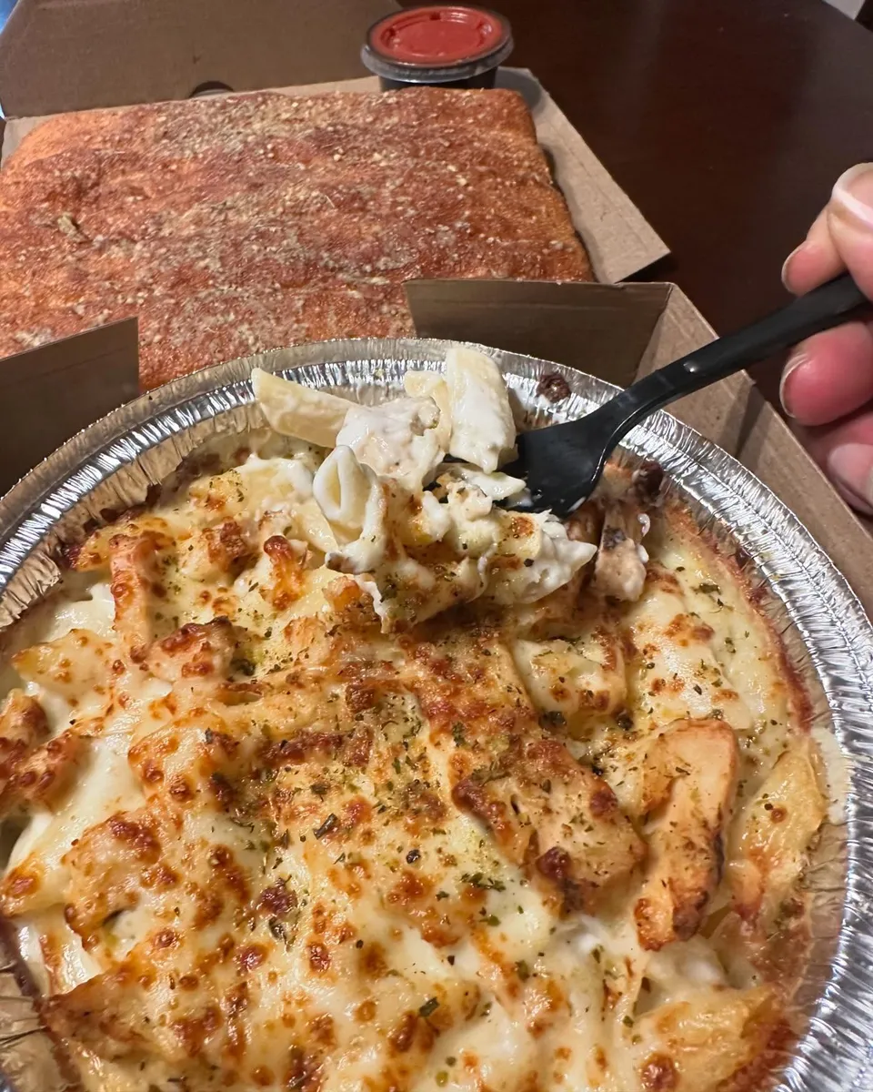 Oven-backed chicken alfredo pasta