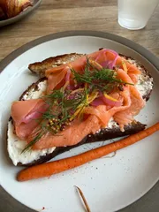 Smoked salmon tartine