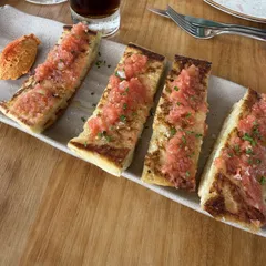 Pan con tomate